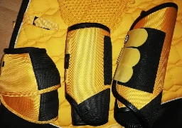 ensemble cross jaune : tapis+ bonnet cheval+ guetres anterieurs + posterieurs + cloches XL