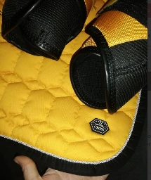 ensemble cross jaune : tapis+ bonnet cheval+ guetres anterieurs + posterieurs + cloches XL