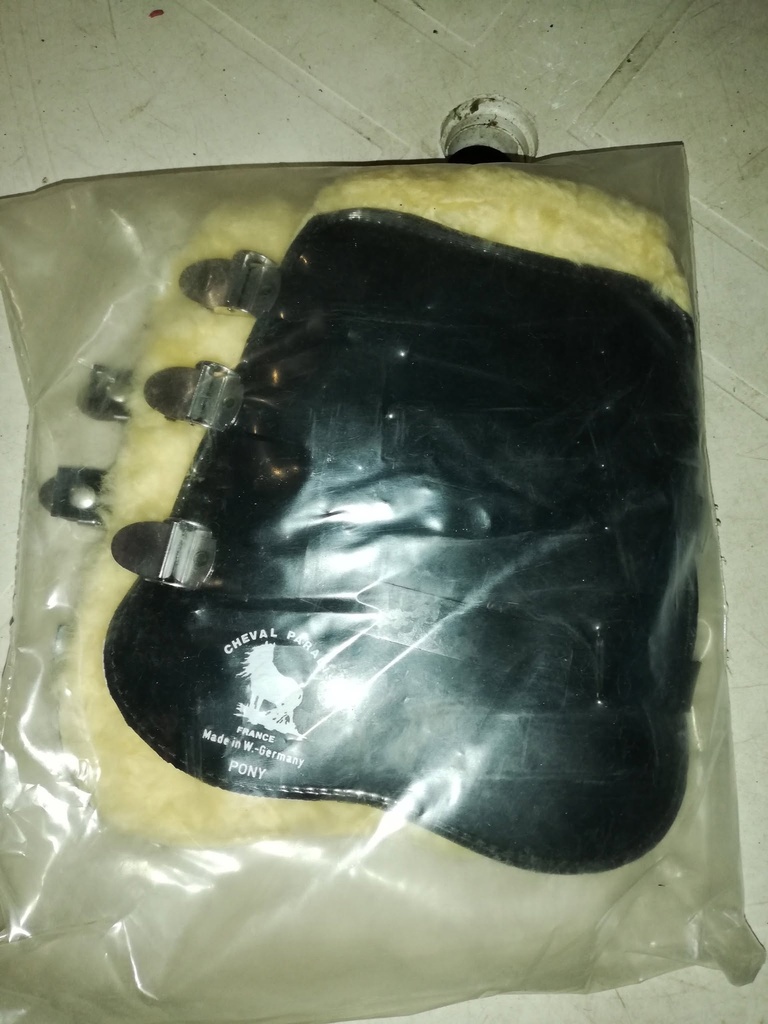 guetre plastique /mouton noir poney