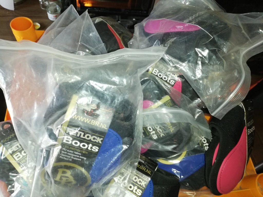 protege boulet BR poney x14 (3xbleu, rosex9+ rougex1,turquoisex1) 3€/piece