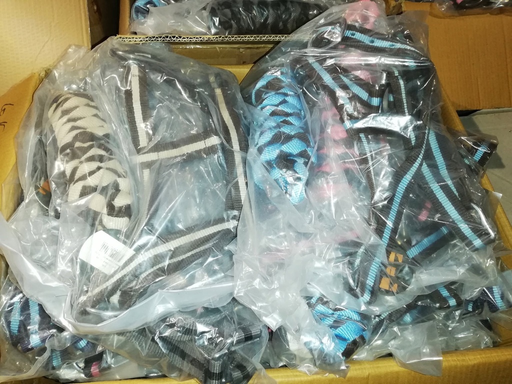 lot de 30 licols + longes (4 cheval, 7 cob, 10 poney,9 shetland) + lot de 30 cure-pieds offert