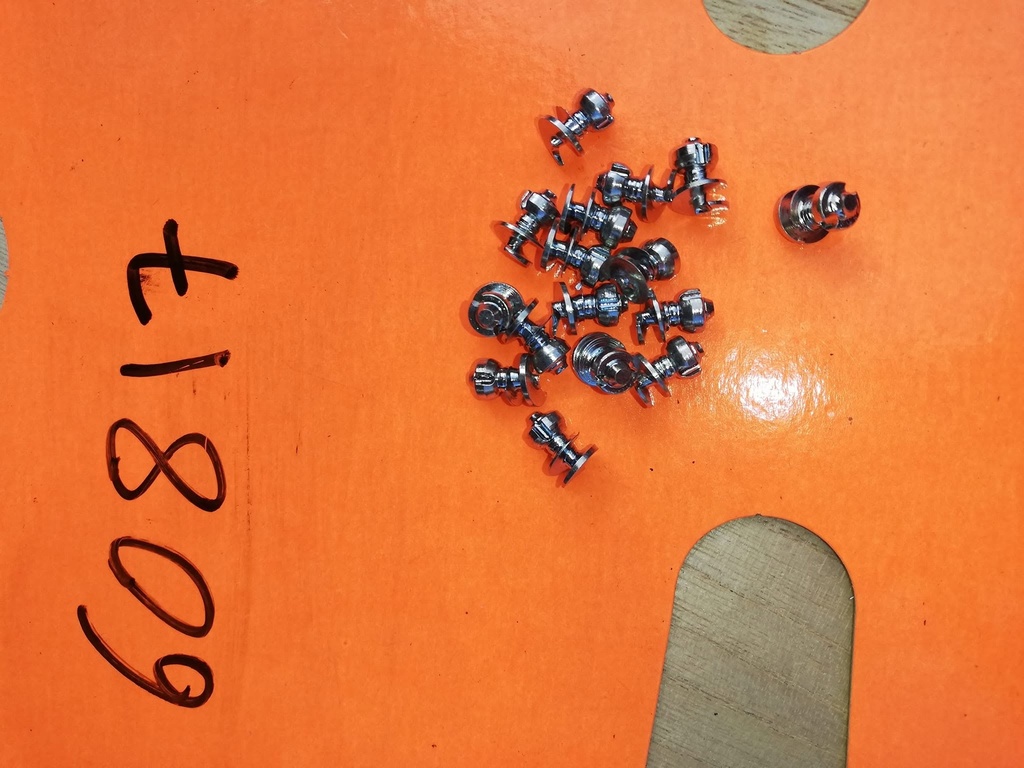 lot de 16 plots spikes tungsten pour fer easycare