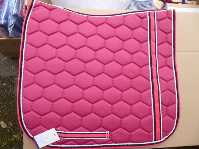 Tapis de selle EQUITHÈME "Ligne" framboise dressage